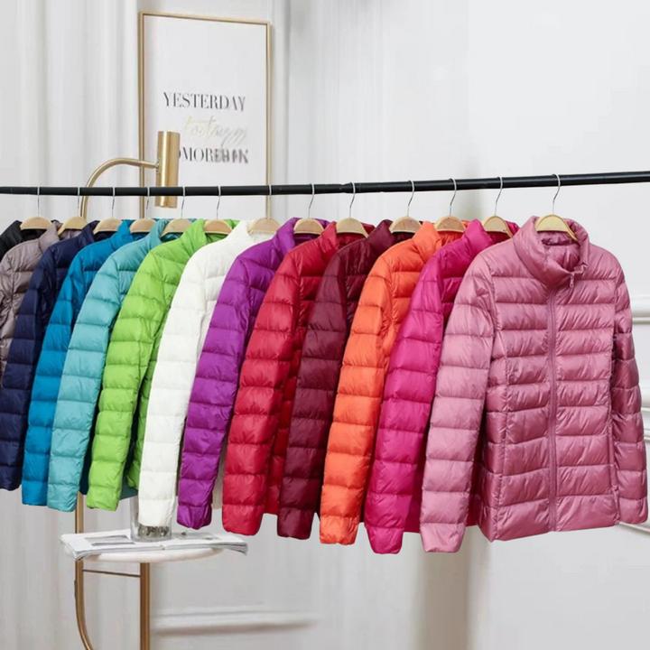 ELIN - מעיל קליל במיוחד עם נוצות ברווז לבנות" 

Could be rewritten as: 

"ELIN - מעיל קליל ונעים עם נוצות ברווז לבנות" 

or 

"ELIN - מעיל קליל עם מילוי נוצות ברווז לבנות